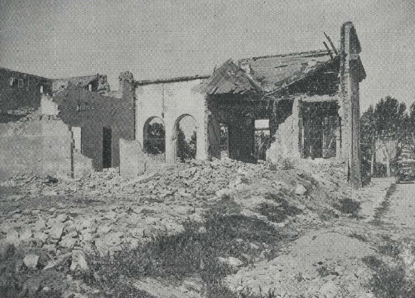 Fotografia antiga de les cases derruïdes del Carrer indústria